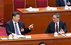 Li Qiang (r) ist der neue chinesische Ministerpräsident und ein langjähriger Weggefährte von Staats- und Parteichef Xi Jinping. - © -/kyodo/dpa