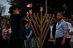 Der Vorfall am Bondi Beach schockiert viele weltweit - dennoch kehren Menschen an den Ort zur&uuml;ck und gedenken der Toten. - &copy; Bianca De Marchi/AAP/dpa