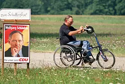 Oft war Sch&auml;uble mit seinem Rollbike sportlich unterwegs - wie hier im August 1998 in Offenburg. - &copy; Heuberger/dpa