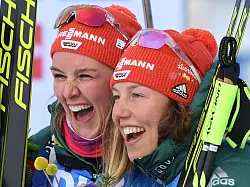 Denise Herrmann-Wick (l) und Laura Dahlmeier: Früher zusammen im Team, dann zusammen als ZDF-Expertinnen. (Archivfoto) - © Sven Hoppe/dpa