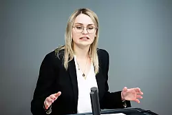 Die Integrationsbeauftragte der Bundesregierung, Natalie Pawlik (SPD), warnt vor spaltender Rhetorik. (Archivbild) - © Christoph Soeder/dpa