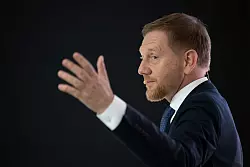 Sachsens Ministerpräsident Michael Kretschmer stellt sich an die Seite seines CDU-Parteikollegen Merz. (Archivbild) - © Sebastian Kahnert/dpa