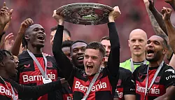 Vor einem Jahr jubelte Florian Wirtz mit der Schale - tun das bald wieder die Bayern? - © Marius Becker/dpa