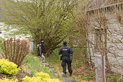 Die Polizei durchsucht in der Region immer wieder verschiedene Orte. - © Thomas Frey/dpa