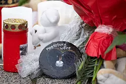 Die Betroffenheit in Magdeburg ist gro&szlig;, viele Menschen legten Blumen ab. - &copy; Sebastian Kahnert/dpa