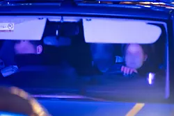 Der T&auml;ter (Mitte) ist inzwischen in U-Haft. - &copy; Christoph Soeder/dpa