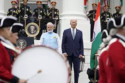 Viel Pomp: Indiens Premier Modi (l) und US-Pr&auml;sident Biden w&auml;hrend der Ankunftszeremonie. - &copy; Andrew Harnik/AP/dpa