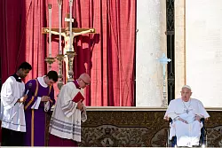 Die Predigt musste ein Erzbischof für ihn halten, aber dann kam der Papst persönlich. - © Andrew Medichini/AP/dpa