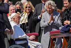Der Papst sitzt im Rollstuhl. - © Andrew Medichini/AP/dpa