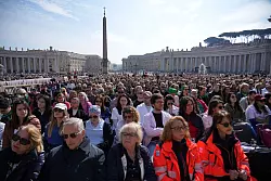 20.000 Gläubige waren zu einer Messe für die Kranken gekommen. - © Andrew Medichini/AP/dpa