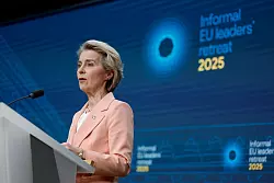 Ursula von der Leyen will Spielräume in den EU-Schuldenregeln ausschöpfen, um mehr Verteidigungsausgaben zu ermöglichen. - © Omar Havana/AP/dpa