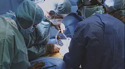 Erst wenige Menschen haben das spezielle «Herzpflaster» eingesetzt bekommen. - © ---/Universitätskrankenhaus Schleswig-Holstein/dpa