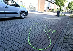 Die Polizei in Duisburg ermittelt nach tödlichen Polizeischüssen auf einen 26-Jährigen in Moers. Der Deutsche soll Polizisten mit Messern in den Händen angegriffen haben und starb an den Schussverletzungen. - © Roberto Pfeil/dpa