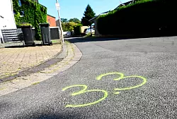 Nach tödlichen Polizeischüssen auf einen 26-Jährigen in Moers untersucht eine Ermittlungskommission der Polizei in Duisburg den Fall. Der 26-jährige Deutsche soll Polizisten mit Messern in den Händen angegriffen haben. - © Roberto Pfeil/dpa