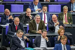 Redner der AfD und Amira Mohammed Ali vom Bündnis Sahra Wagenknecht (BSW) kritisierten das Gesetzesvorhaben von SPD, Union, Grünen und FDP zur Stärkung der Resilienz des Bundesverfassungsgerichts. - © Kay Nietfeld/dpa