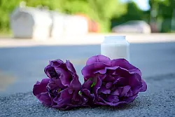 Kerzen und Blumen am Zugang zum Spielplatz: Nach dem Tod des 14-J&auml;hrigen zeigten Anwohner ihre Betroffenheit. (Archivbild) - &copy; Bernd Thissen/dpa
