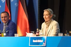 Auch die AfD-Bundesvorsitzenden Weidel und Chrupalla trafen mit Verspätung ein. - © Thomas Frey/dpa