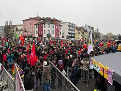 Die Gewerkschaften protestieren gegen die Gründung einer neuen AfD-Jugendorganisation. - © Michael Brandt/dpa