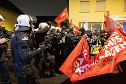 Es kam zu Zusammenstößen von Demonstranten und Polizei. - © Lando Hass/dpa