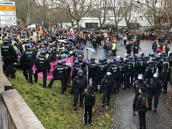 Eine unangemeldete Demonstration an der Konrad-Adenauer-Brücke in Gießen. - © Christine Schultze/dpa