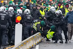 Bei den Protesten kam es zu Rangeleien und Zusammenstößen. - © Lando Hass/dpa