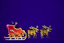 In 30 Metern Höhe fliegt der Weihnachtsmann mit seinem Schlitten über den Weihnachtsmarkt in Bochum. - © Christoph Reichwein/dpa