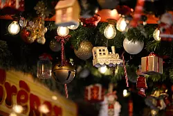 Weihnachtliche Dekoration auf dem Weihnachtsmarkt in Essen-Steele. (Archivbild) - © Roberto Pfeil/dpa