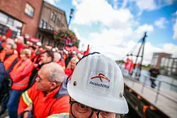 Die Besch&auml;ftigten von Arcelormittal in Duisburg haben im Innenhafen f&uuml;r den Erhalt ihrer Arbeitspl&auml;tze demonstriert. Das Unternehmen hatte im Juni seine Investitionspl&auml;ne f&uuml;r das Duisburger Werk auf Eis gelegt. - &copy; Christoph Reichwein/dpa