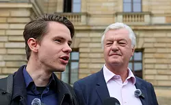 Auch Klemm (l.) begleitet Els&auml;sser. - &copy; Jan Woitas/dpa