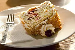 Bei Rezepten für Frankfurter Kranz kann der Haushaltszucker 1:1 durch Birkenzucker ersetzt werden. - © Manuela Rüther/dpa-tmn