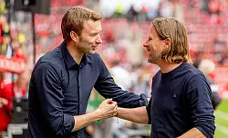 Leverkusens Sportchef Simon Rolfes (l) will noch in diesem Monat einen Nachfolger für Trainer Xabi Alonso präsentieren. - © Torsten Silz/dpa