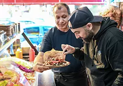 Der Berliner Youtuber Can F. Kennedy testet alle D&ouml;nerl&auml;den an U-Bahnh&ouml;fen. - &copy; Jens Kalaene/dpa