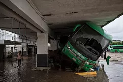 Auch der Busbahnhof der Stadt Poza Rica im Bundesstaat Veracruz stand unter Wasser. - © Felix Marquez/AP/dpa