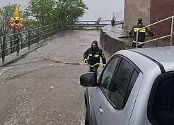 Viele Straßen sind überschwemmt. - © Handout/Vigili del Fuoco/dpa