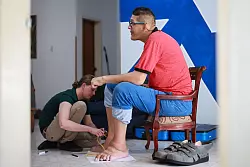 Der Venezolaner Jeison Rodriguez (r) ben&ouml;tigt Schuhgr&ouml;&szlig;e 70. - &copy; Jesus Vargas/dpa