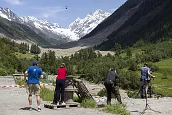 Unter dem riesigen Schuttberg im hinteren Lötschental liegt das verschüttete Dorf Blatten. - © Cyril Zingaro/KEYSTONE/dpa