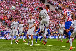 Robin Le Normand leitete den 5:2-Erfolg über Real Madrid per Kopf ein. - © Manu Fernandez/AP/dpa