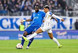 Bambasé Conté (r.) und die SV Elversberg bleiben gegen Darmstadt torlos. - © Uwe Anspach/dpa