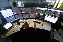 Digitale Stellwerke wurden unter anderem bei der Sanierung der Riedbahn zwischen Frankfurt und Mannheim eingebaut. (Archivbild) - © Lando Hass/dpa