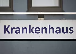 Der Streik ist zun&auml;chst aufgeschoben. Wie es weitergeht, sollen nun die &Auml;rztinnen und &Auml;rzte in einer Urabstimmung entscheiden. (Archivbild) - &copy; Arne Dedert/dpa