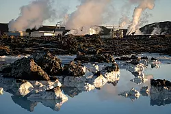 Neben der Blauen Lagune steigt Dampf vom geothermische Kraftwerk Grindavik auf. - &copy; Raul Moreno/SOPA Images via ZUMA Press Wire/dpa