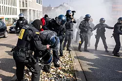 Ein verletzter Polizist wird von Kollegen versorgt. - &copy; Philipp von Ditfurth/dpa