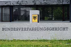 Das höchste deutsche Gericht beschäftigte sich mit einer Verfassungsbeschwerde von zwei jemenitischen Männern, deren Verwandte 2012 bei einem US-Drohnenangriff in ihrem Heimatort getötet worden waren. - © Uli Deck/dpa
