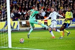 Rein damit: Fisnik Asllani erzielt das Siegtor für die Gäste. - © Adam Ihse/TT News Agency/AP/dpa