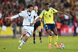 Torlos geblieben: Schwedens Stürmerstar Alexander Isak (r). - © Adam Ihse/TT News Agency/AP/dpa