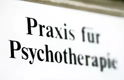 Der Weg zur Therapie ist oft lang. (Archivbild) - &copy; Jens Wolf/zb/dpa