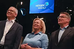 Die Spitzenkandidaten der hessischen Landtagswahl, Tarek Al-Wazir (Bündnis 90/Die Grünen, l-r), Nancy Faeser (SPD), Bundesinnenministerin, und Boris Rhein (CDU). - © Arne Dedert/dpa