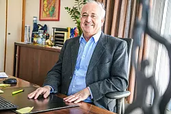 Essingens Bürgermeister Wolfgang Hofer unterstützt die Initiative von Lucas Fuchs für einen Dönerladen in der Gemeinde. - © Jason Tschepljakow/dpa