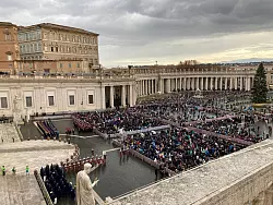 Tausende Gl&auml;ubige warteten in der nassen K&auml;lte auf dem Petersplatz auf den Segen des Papstes. - &copy; Sabine Dobel/dpa