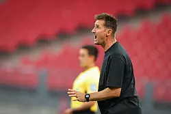 Steht beim 1. FC Nürnberg weiter unter Druck: Trainer Miroslav Klose - © Daniel Karmann/dpa
